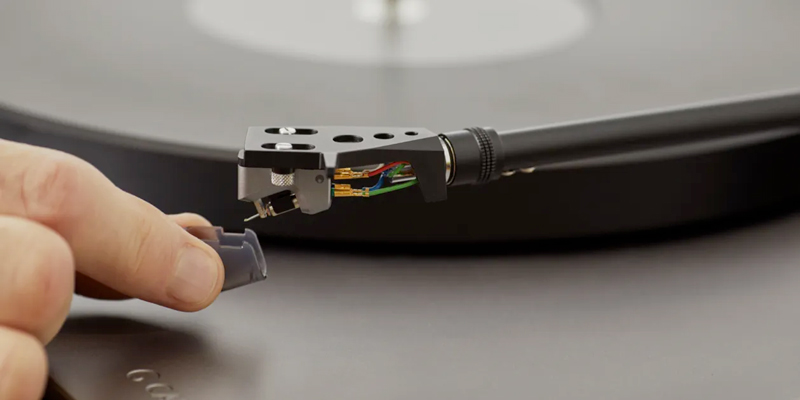 Cambridge Audio Alva MC montata su giradischi Alva