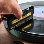 Spazzola Argon TT Brush Gold in fibra di carbonio usata su un disco in vinile