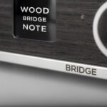 Particolare del frontale del Lindemann Woodnote BRIDGE con display e scritta BRIDGE