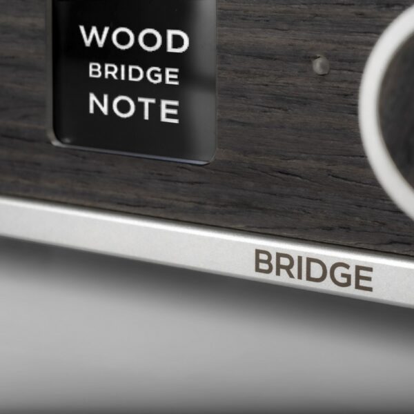 Particolare del frontale del Lindemann Woodnote BRIDGE con display e scritta BRIDGE