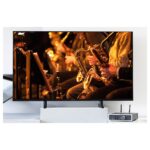 Lindemann Woodnote COMBO sotto un televisore collegato via HDMI