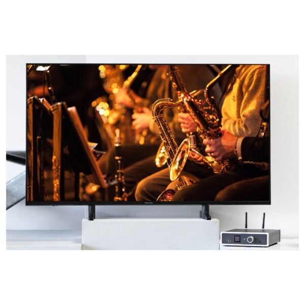 Lindemann Woodnote COMBO sotto un televisore collegato via HDMI