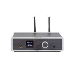 Lindemann Woodnote SOLO visto di fronte con display, manopola, uscita cuffie e antenne