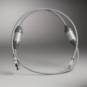 Cavo Shunyata Omega-X Ethernet grigio ad anello con due moduli di filtro e connettori RJ45