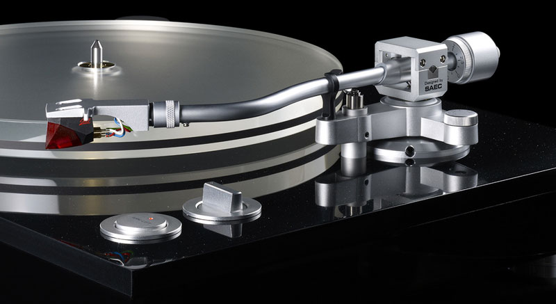 Giradischi Hi-End a trazione a cinghia con braccio SAEC