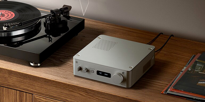 Yamaha WXA-70A collegato a giradischi e diffusori stereo