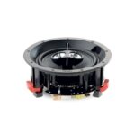 Focal 100 IC6ST di tre quarti senza griglia, con le staffe rosse di fissaggio