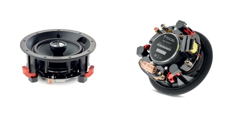 A sinistra il Focal 100 ICW5 standard di tre quarti, a destra il retro del Focal 100 ICW5-T con il trasformatore per linee 70/100 V