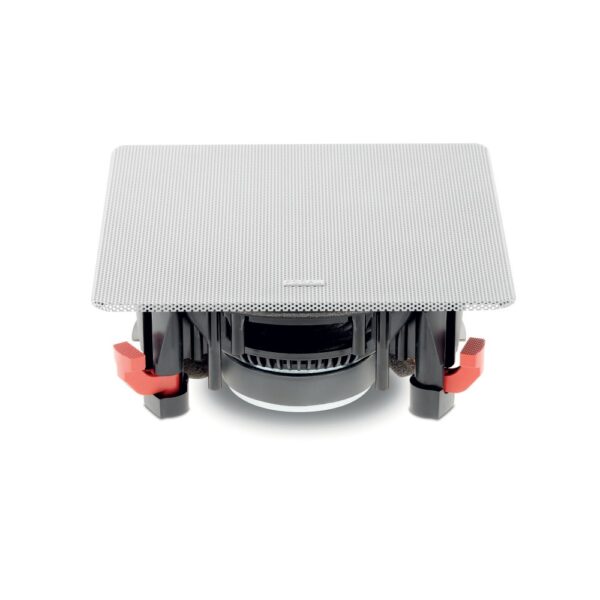 Focal 100 ICW6 con la griglia magnetica quadrata bianca montata, visto di tre quarti