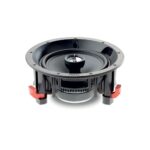 Focal 100 ICW6 di tre quarti senza griglia, con le staffe di fissaggio rosse sui lati