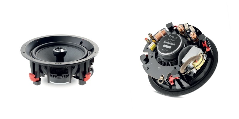 Focal 100 ICW8 e Focal 100 ICW8-T a confronto A sinistra il Focal 100 ICW8 standard di tre quarti, a destra il retro del Focal 100 ICW8-T con il trasformatore per linee 70/100 V