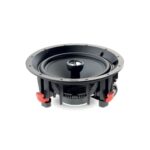Focal 100 ICW8 di tre quarti senza griglia, con le staffe di fissaggio rosse sui lati