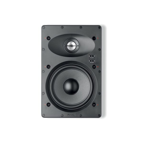 Focal 100 IW6 vista frontale Diffusore da parete rettangolare Focal 100 IW6 visto di fronte senza griglia, con tweeter in alto e woofer Polyglass da 16,5 cm