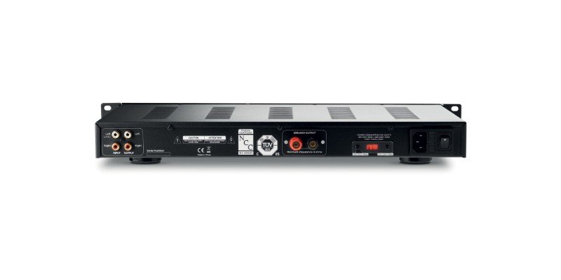 Vista posteriore completa del Focal 100 IWSUB8 Amplifier con connessioni RCA, uscita per il subwoofer e alimentazione