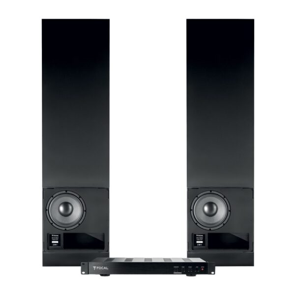 Due subwoofer Focal 100 IWSUB8 senza griglia affiancati, con l'amplificatore 100 IWSUB8 Amplifier davanti
