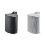 Focal 100 OD6 nero e bianco affiancati con la griglia in alluminio montata, visti di tre quarti
