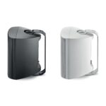 Focal 100 OD6 nero e bianco visti di lato, con la staffa a U orientabile