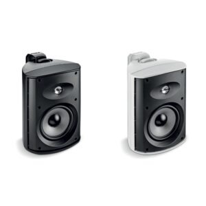 Due diffusori Focal 100 OD6 senza griglia affiancati, uno nero e uno bianco, con woofer e tweeter in vista