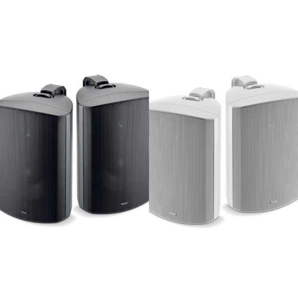 A sinistra una coppia di Focal 100 OD8 neri, a destra una coppia bianca, tutti con la griglia