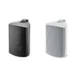 Focal 100 OD8 nero e bianco affiancati con la griglia in alluminio montata, visti di tre quarti