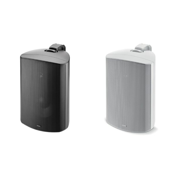 Focal 100 OD8 nero e bianco affiancati con la griglia in alluminio montata, visti di tre quarti