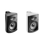 Due diffusori Focal 100 OD8 senza griglia affiancati, uno nero e uno bianco, con woofer da 21 cm e tweeter in vista
