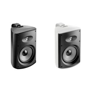Due diffusori Focal 100 OD8 senza griglia affiancati, uno nero e uno bianco, con woofer da 21 cm e tweeter in vista