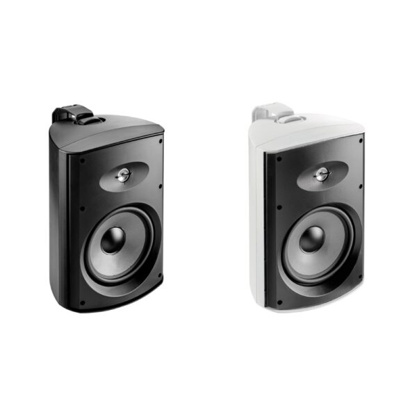 Due diffusori Focal 100 OD8 senza griglia affiancati, uno nero e uno bianco, con woofer da 21 cm e tweeter in vista