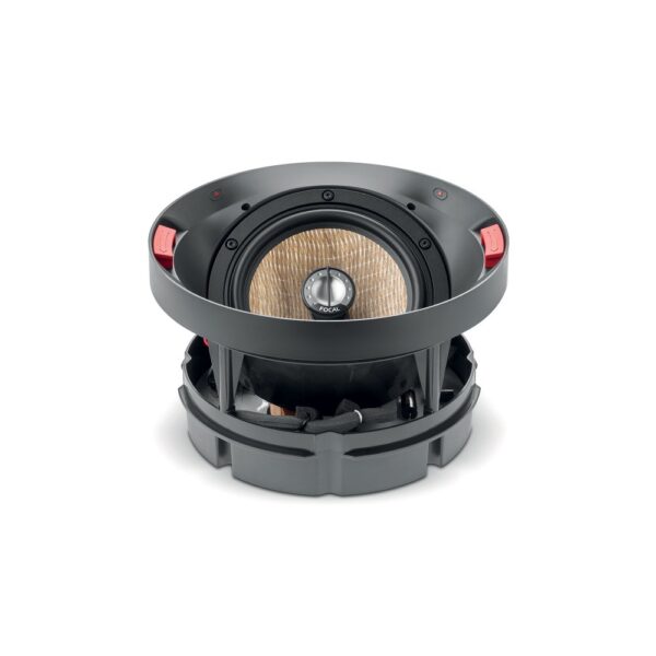 Focal 300 ICA6 senza griglia con il driver coassiale inclinato verso un lato, per orientare il suono verso il punto d'ascolto