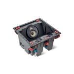 Focal 300 ICLCR5 di tre quarti senza griglia, con il cabinet chiuso e le alette rosse EQI