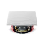 Focal 300 ICW4 con la griglia magnetica quadrata bianca montata, visto di tre quarti