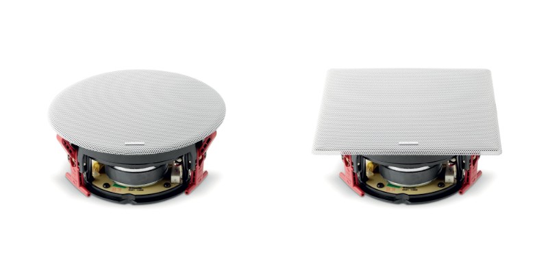 Due diffusori Focal 300 ICW4 affiancati: a sinistra con griglia magnetica rotonda, a destra con griglia quadrata, entrambe bianche