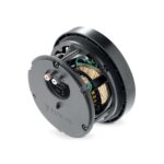 Retro del Focal 300 ICW4 con la protezione antipolvere nera, i morsetti di collegamento e il marchio Focal