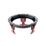 Telaio rotondo di montaggio EQI del Focal 300 ICW4 con alette rosse di fissaggio a parete e soffitto, senza altoparlante