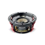 Focal 300 ICW4 di tre quarti senza griglia, con le alette rosse del sistema EQI aperte ai lati