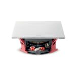 Focal 300 ICW6 con la griglia magnetica quadrata bianca montata, visto di tre quarti
