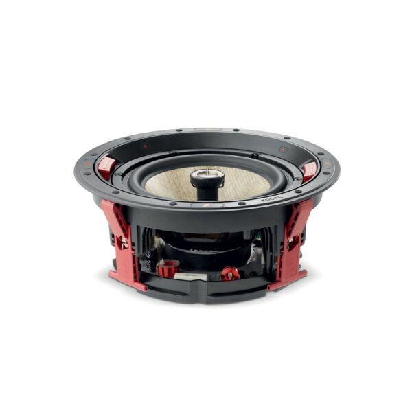 Focal 300 ICW8 di tre quarti senza griglia, montato sul telaio con le alette rosse EQI