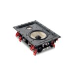 Focal 300 IW6 di tre quarti senza griglia, con le alette rosse EQI sui lati