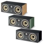 Tre diffusori centrali Focal Aria Evo X Center disposti a cascata in Noce Prime, Verde Muschio Lucido e Nero Lucido, senza griglia