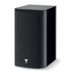 Focal Aria Evo X N°1 nero lucido con griglia magnetica applicata, vista di tre quarti