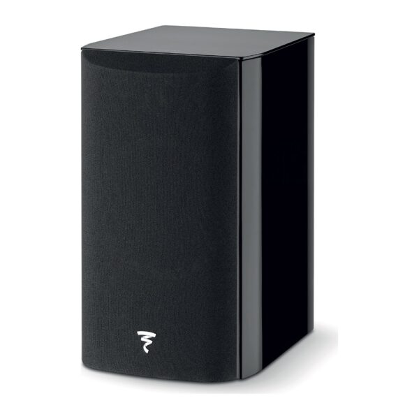 Focal Aria Evo X N°1 nero lucido con griglia magnetica applicata, vista di tre quarti
