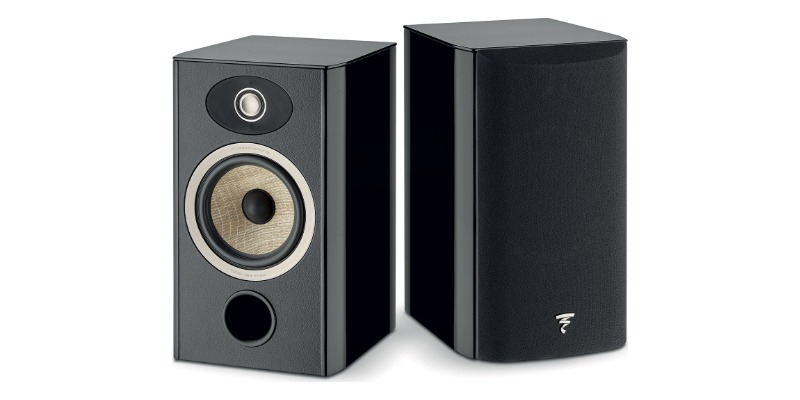 Coppia Focal Aria Evo X N°1 – con e senza griglia Coppia di diffusori da scaffale Focal Aria Evo X N°1 nero lucido: a sinistra senza griglia, a destra con griglia magnetica