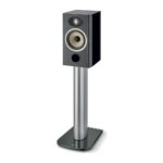 Focal Aria Evo X N°1 nero lucido montato sullo stand dedicato opzionale con base in vetro, venduto separatamente