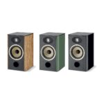 Tre diffusori da scaffale Focal Aria Evo X N°1 affiancati in Noce Prime, Verde Muschio Lucido e Nero Lucido, senza griglia