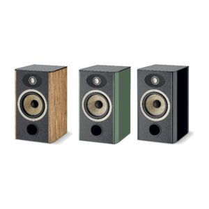 Tre diffusori da scaffale Focal Aria Evo X N°1 affiancati in Noce Prime, Verde Muschio Lucido e Nero Lucido, senza griglia