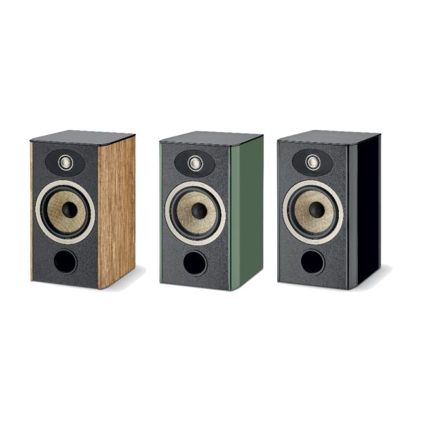 Focal Aria Evo X N°1 nelle finiture Noce Prime, Verde Muschio e Nero Lucido Tre diffusori da scaffale Focal Aria Evo X N°1 affiancati in Noce Prime, Verde Muschio Lucido e Nero Lucido, senza griglia