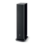 Focal Aria Evo X N°2 nero lucido con griglia magnetica applicata, vista di tre quarti