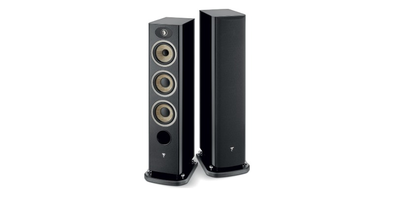 Coppia di diffusori da pavimento Focal Aria Evo X N°2 nero lucido: a sinistra senza griglia, a destra con griglia magnetica