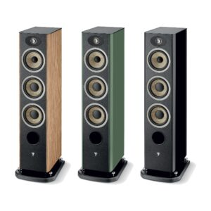 Tre diffusori da pavimento Focal Aria Evo X N°2 affiancati in Noce Prime, Verde Muschio Lucido e Nero Lucido, senza griglia