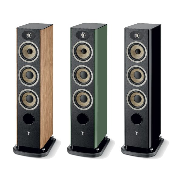 Tre diffusori da pavimento Focal Aria Evo X N°2 affiancati in Noce Prime, Verde Muschio Lucido e Nero Lucido, senza griglia